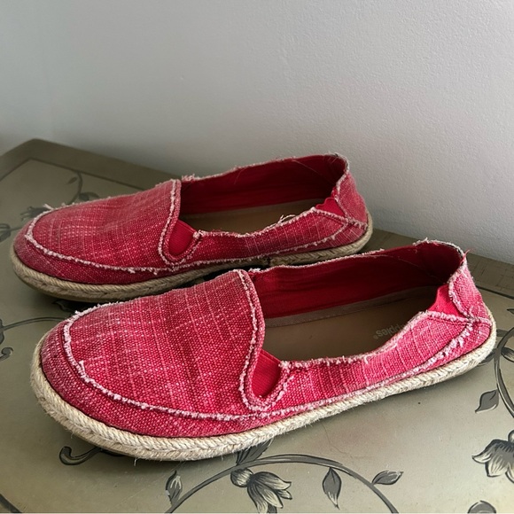 Hush Puppies Red Flats with Nautical Stitching - Picture 2 of 6